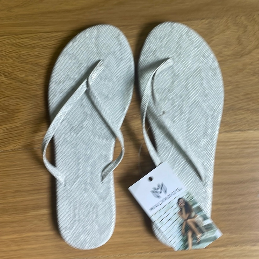 NWT Malvados Flip Flops Size 5/6
